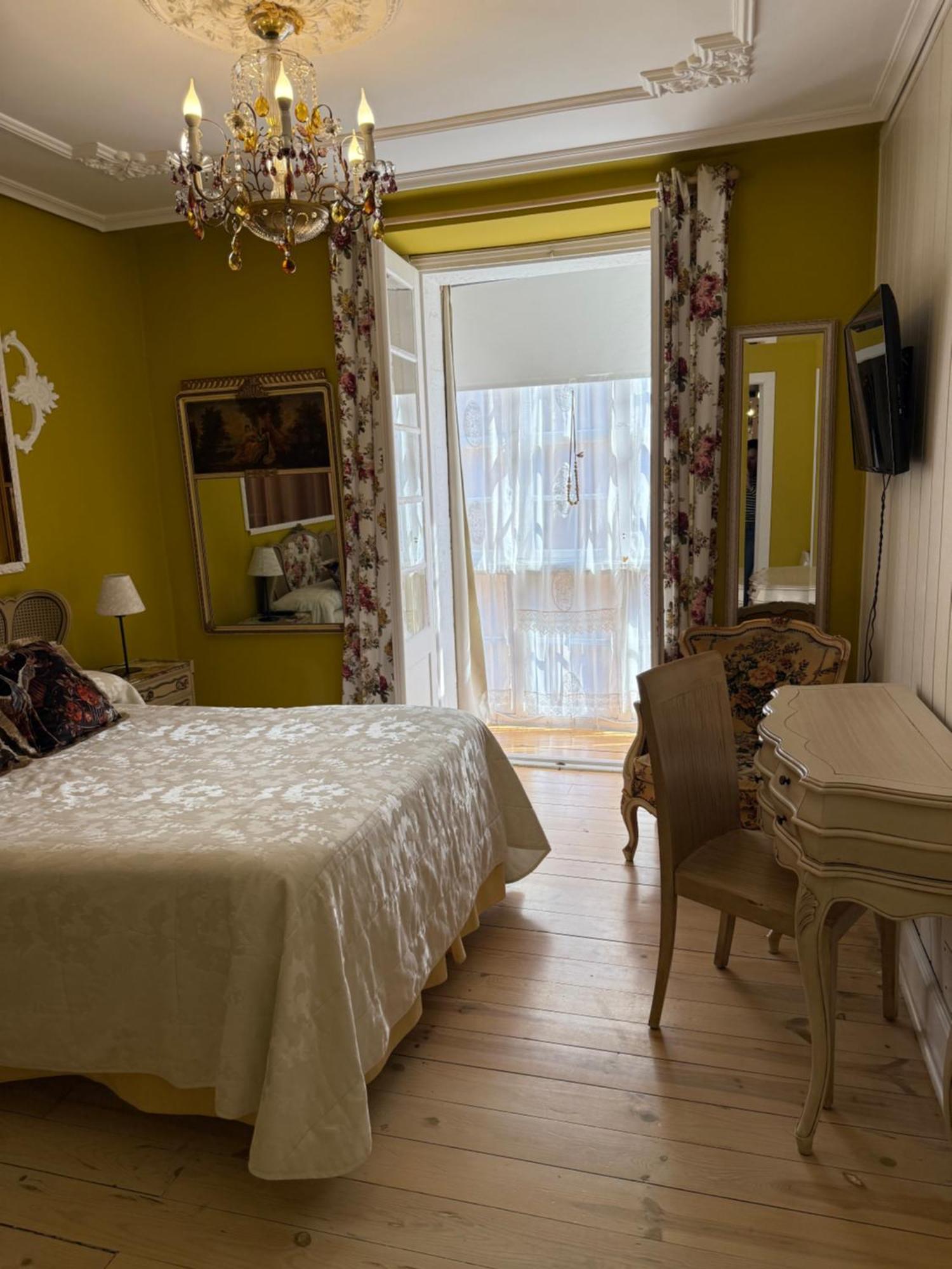 Hostal Boutique Puerta Del Sol Torrelavega Exterior foto